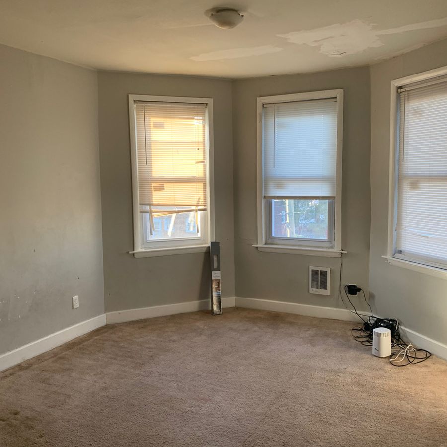 Union, Apt B bay-window bedroom, before